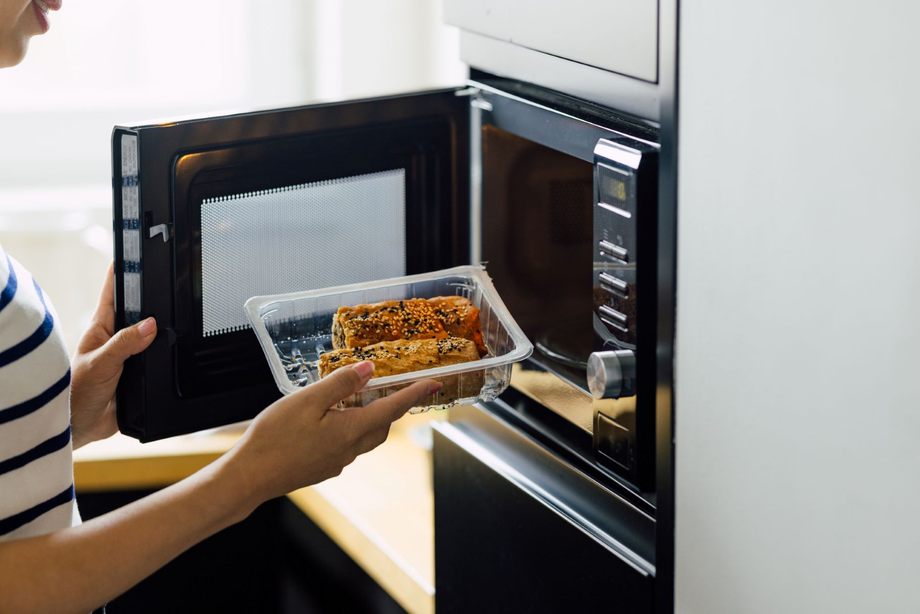 電子レンジを使用している様子