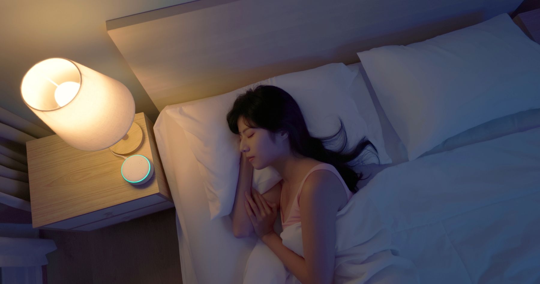 寝ている女性