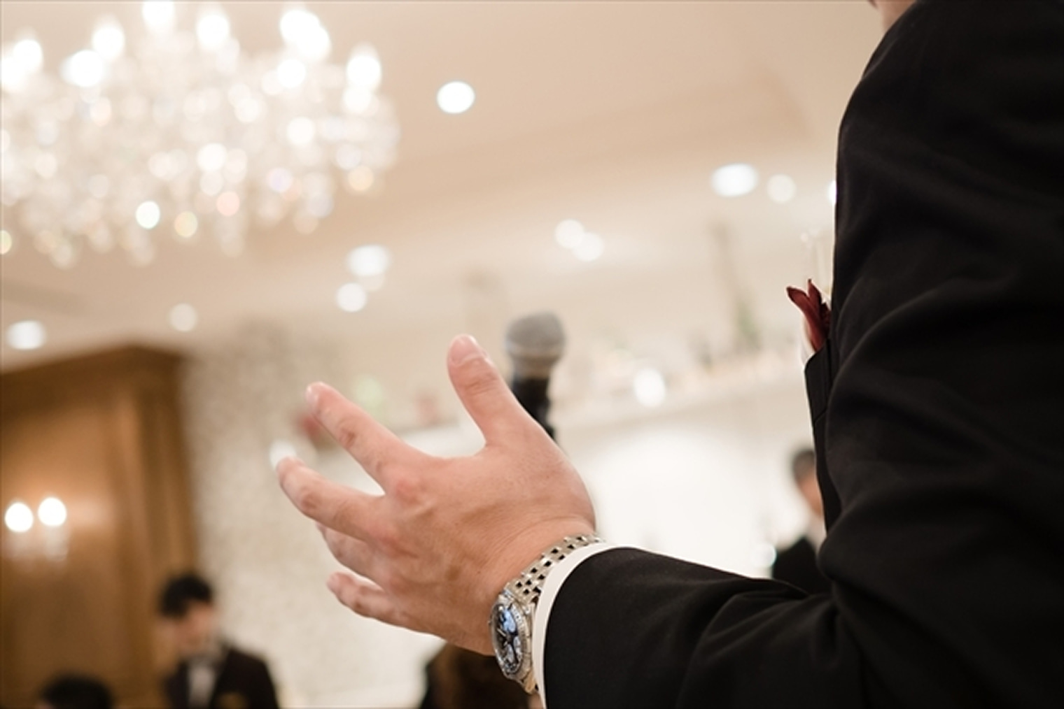 スピーチする男性