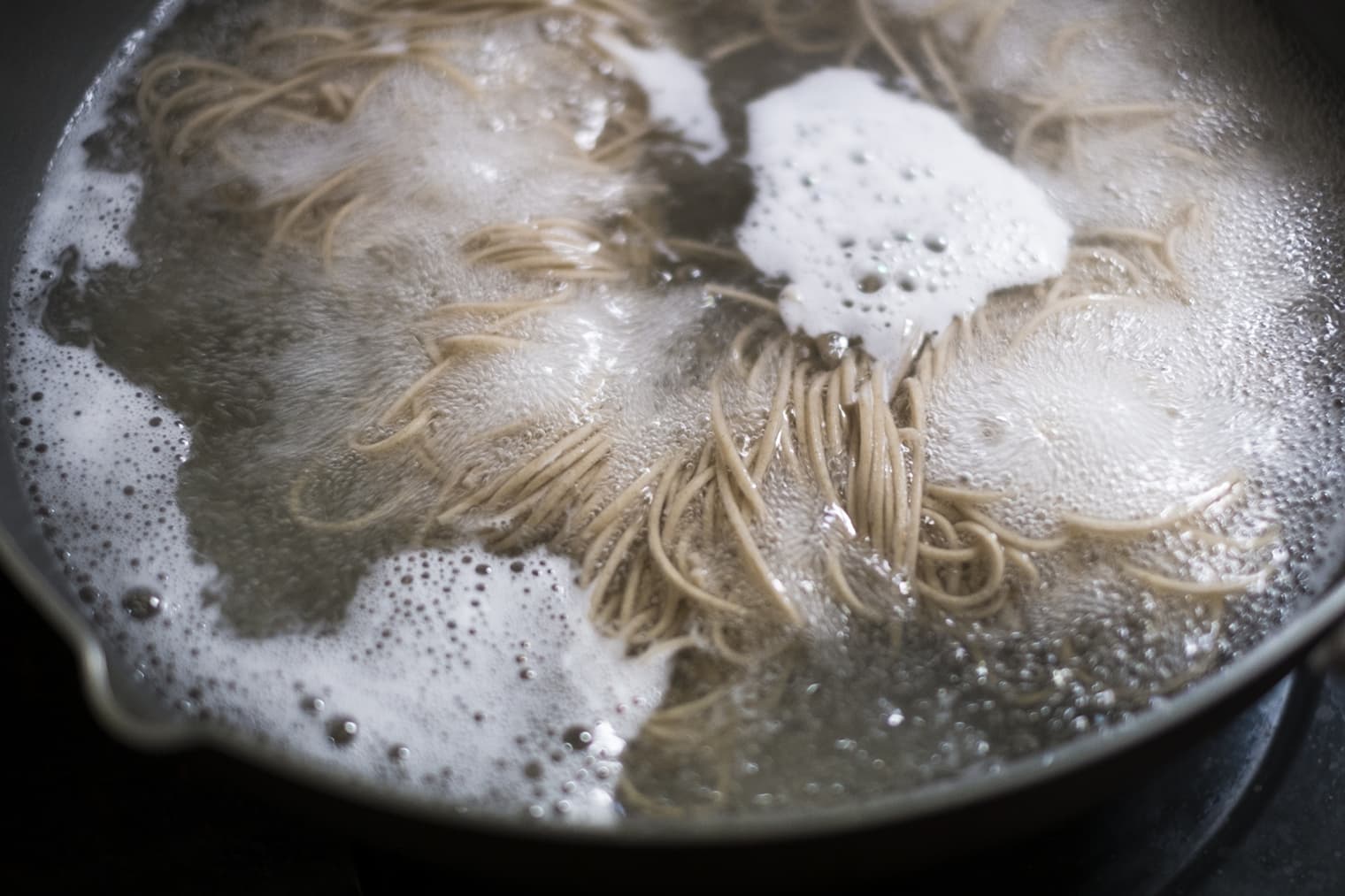 麺をゆでる工程