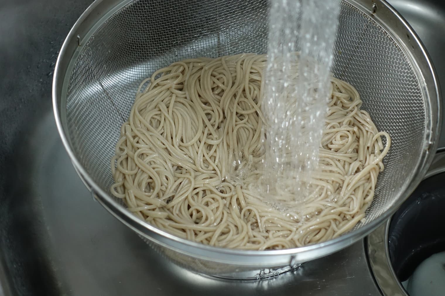 麺をゆでる工程