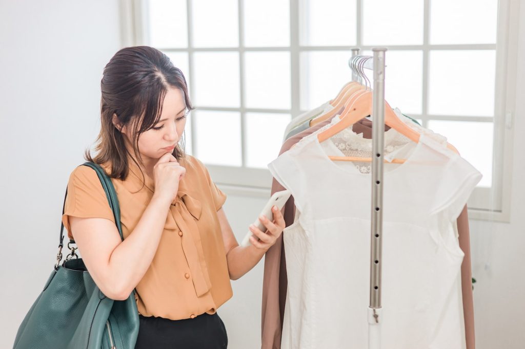 服の購入を悩んでいる人