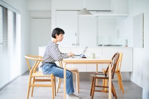 【2025年最新】一人暮らしの電気代の平均は6,756円！年齢・地域ごとの平均も