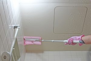 【お掃除スペシャリスト監修】お風呂の天井の掃除方法は？道具や予防策を解説