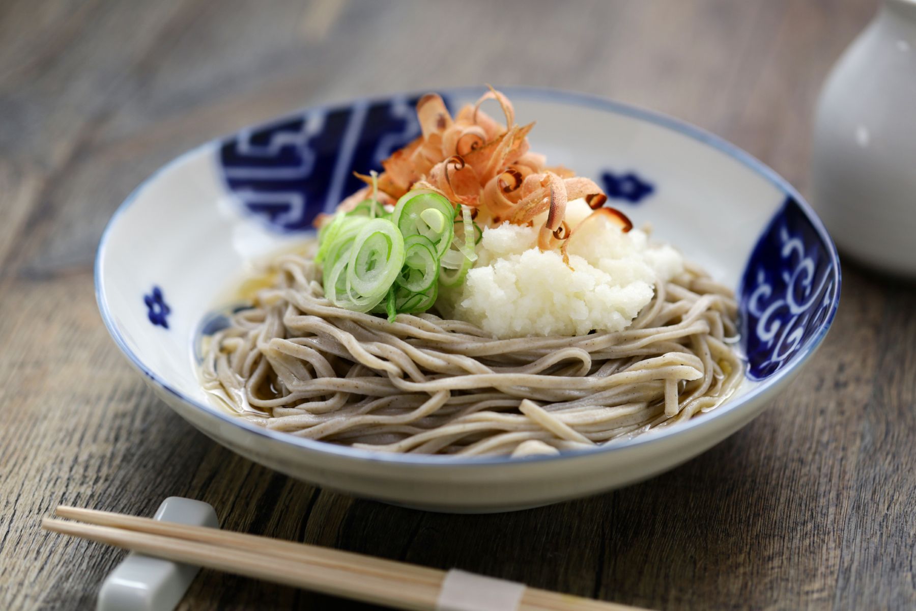 大根おろしと薬味を載せた冷そば