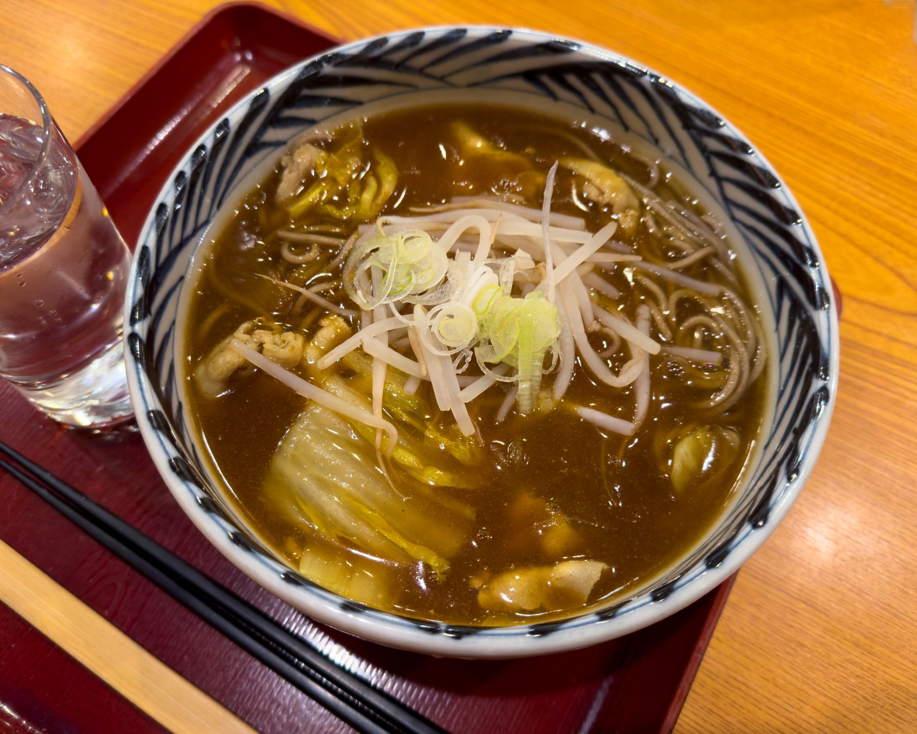 薬味を載せたカレーそば