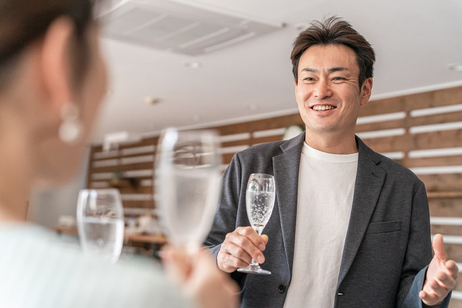 開会の挨拶をする人