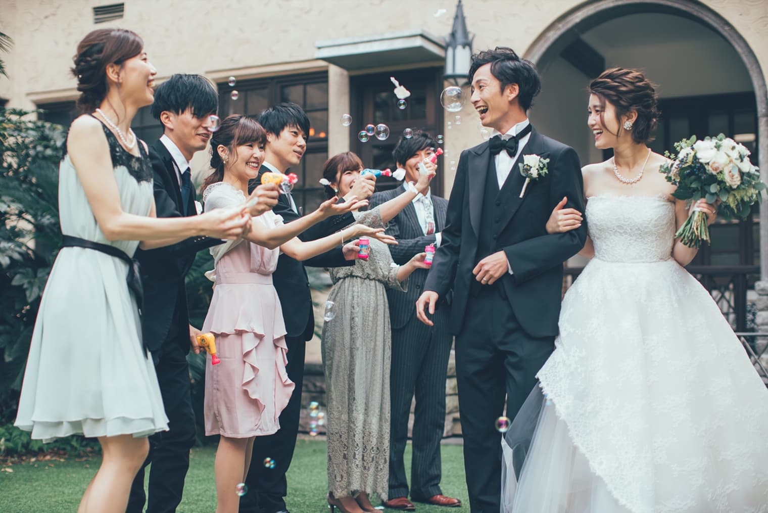 結婚式で祝福されるイメージ