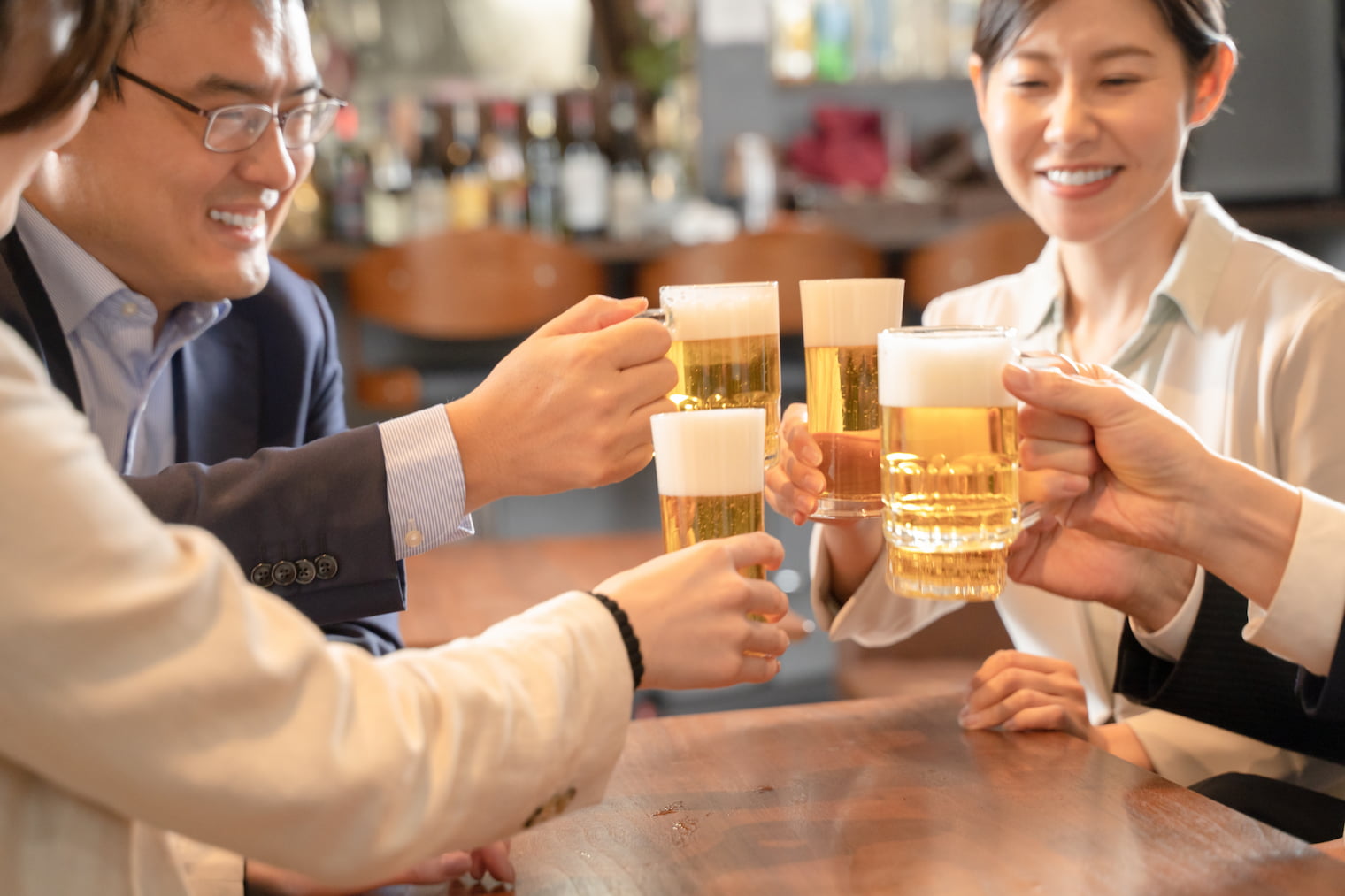飲み会で乾杯している画像