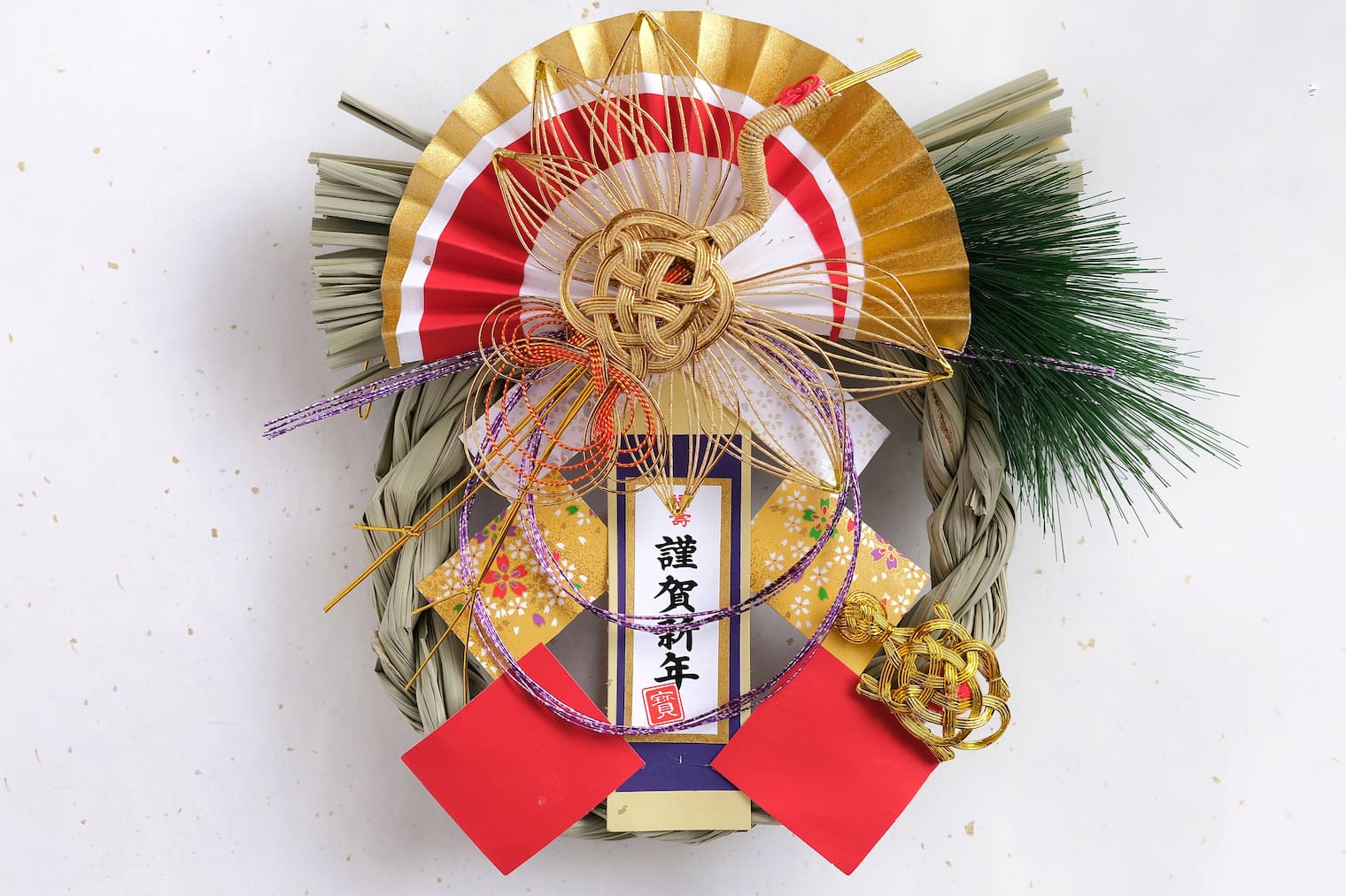 白い紙の上に置いた正月飾りの写真