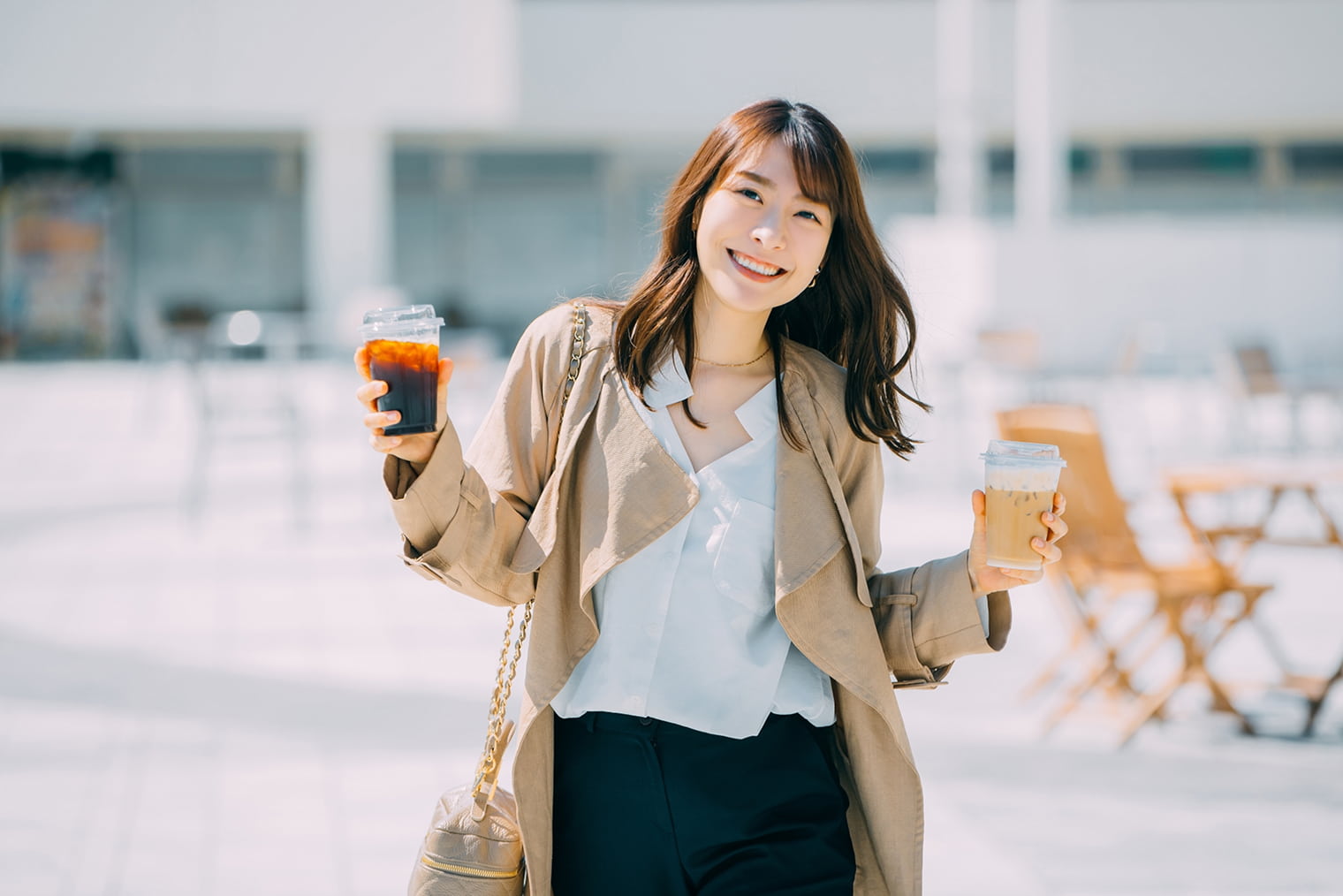 トレンチコートを着た女性