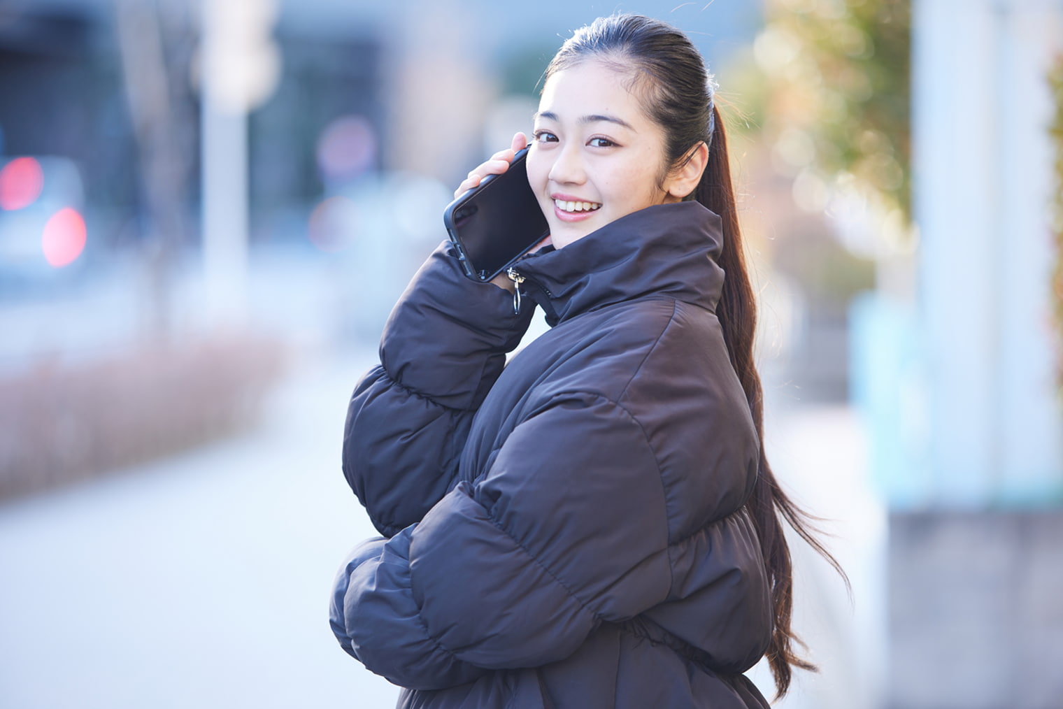 ダウンコートを着た女性
