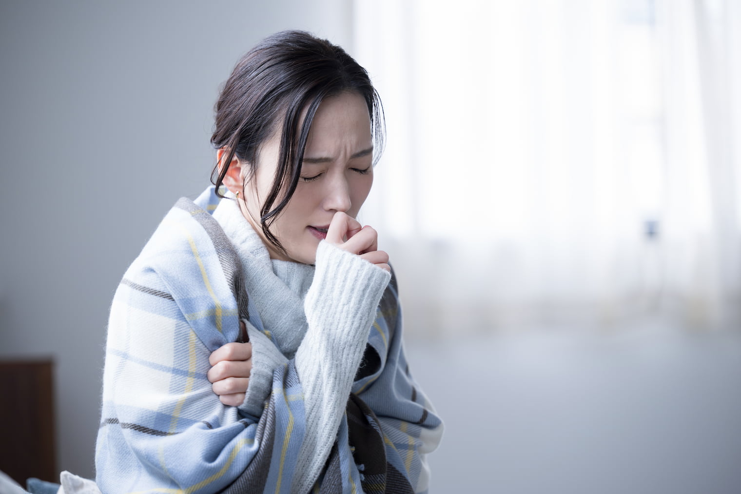 咳き込んでいる女性