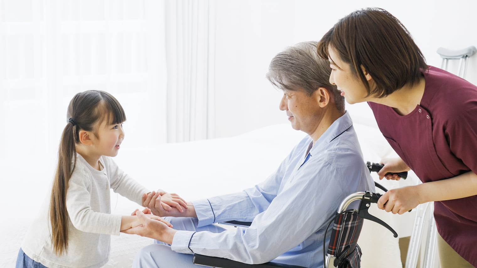 お見舞いに来た孫娘と祖父