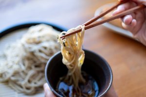 引っ越しそばとは？いつ食べる？本来の意味と由来、現代のマナーも解説
