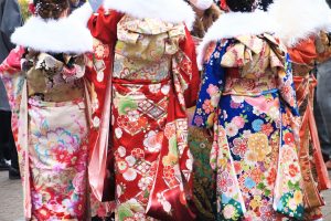 成人式のお祝いの正解は？相場・人気ギフトをアンケートで調査！マナーも解説