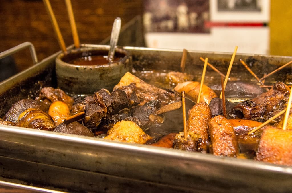 静岡：黒い出汁にだし粉をかける