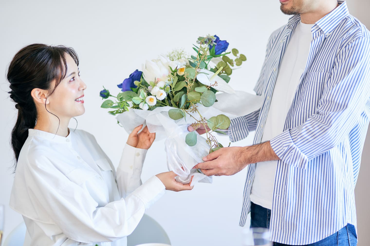 男性から花束を受け取る女性