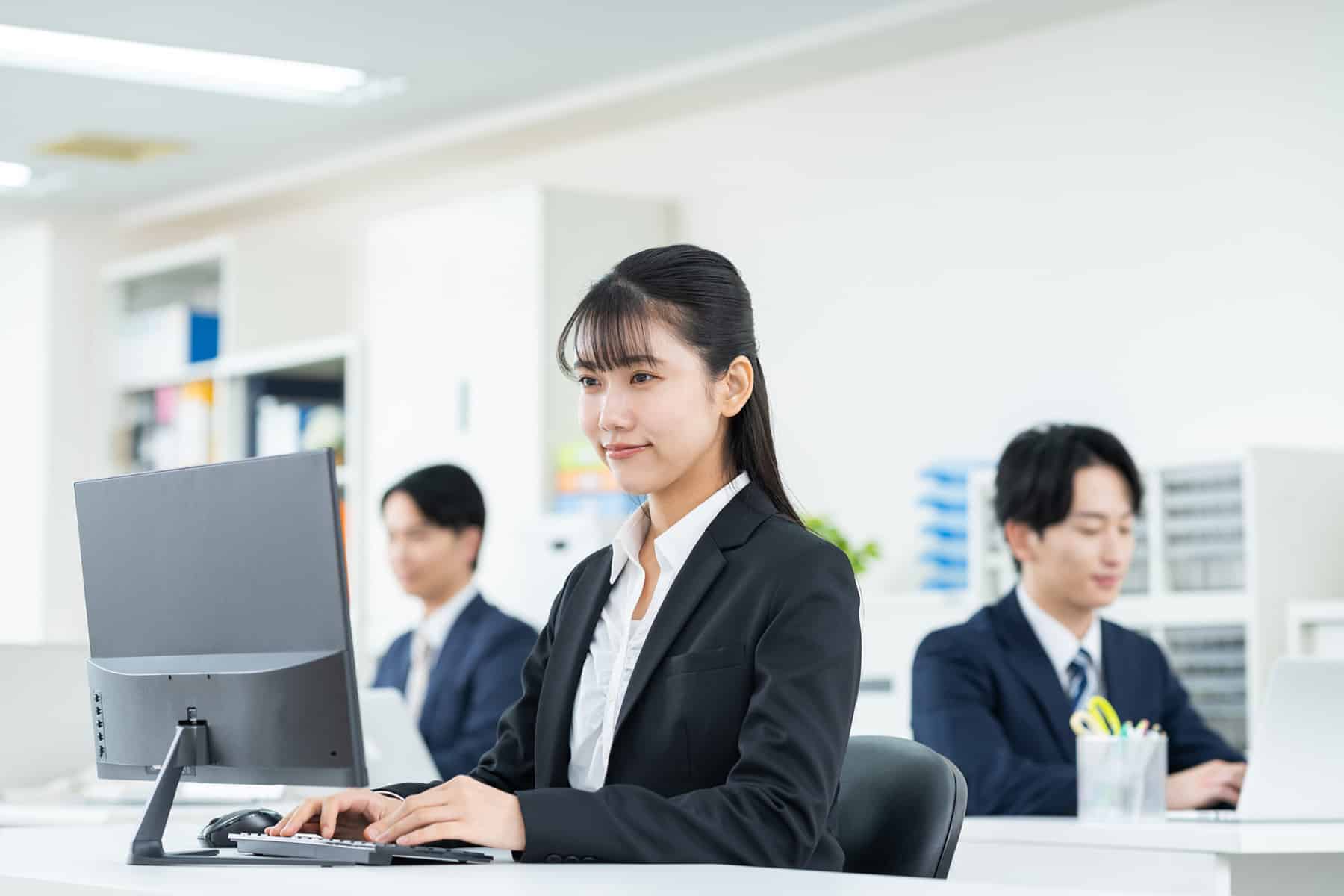 社内でパソコンを使っている様子