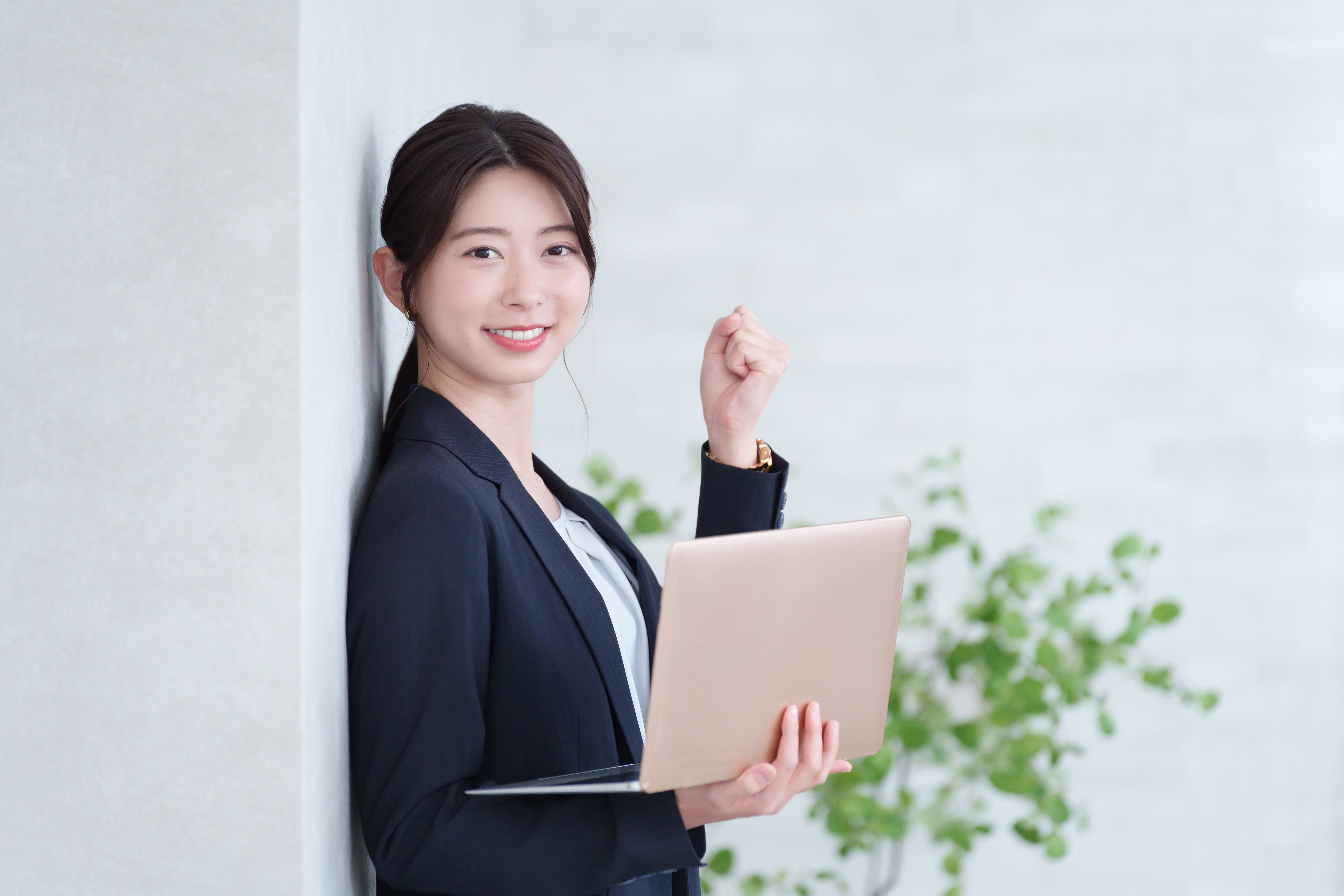 ガッツポーズをする女性