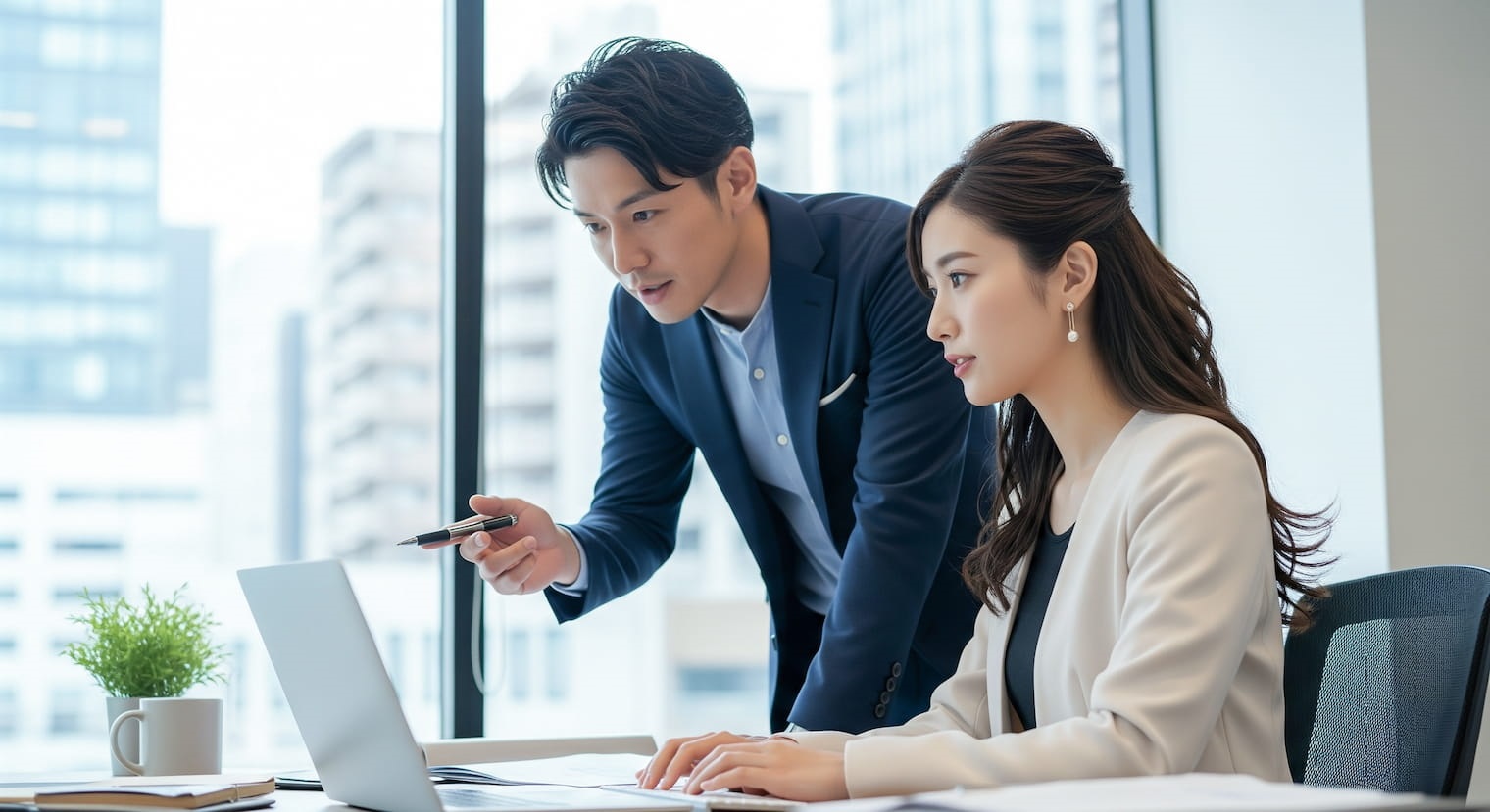 相談するビジネスパーソン