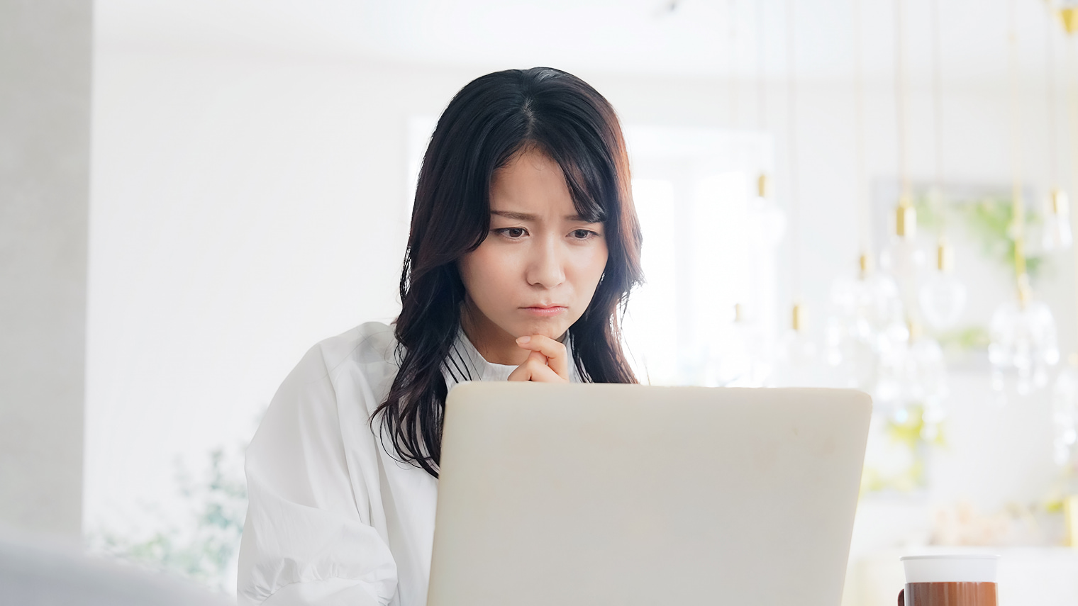 申し訳なさそうな女性