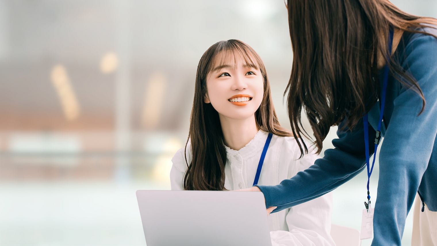 指導した後輩に話しかける様子の写真