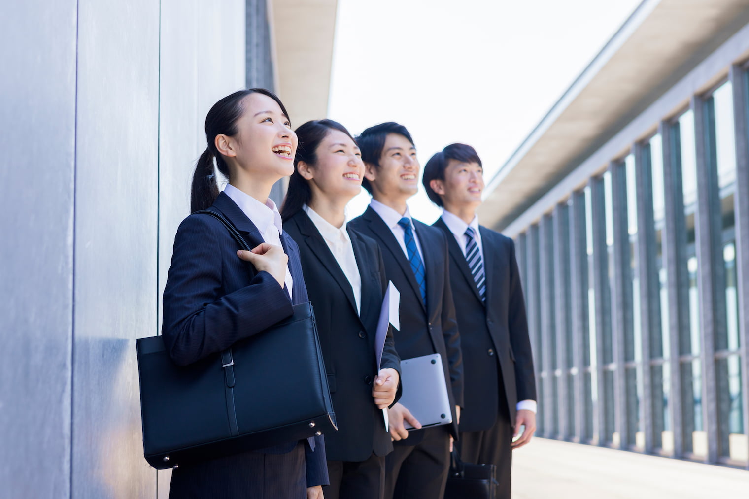 未来に思いをはせている新社会人