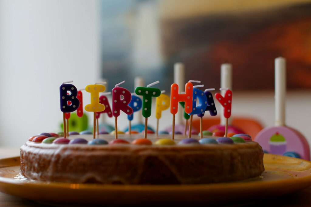 HAPPYBIRTHDAYのロウソクが立ったケーキ