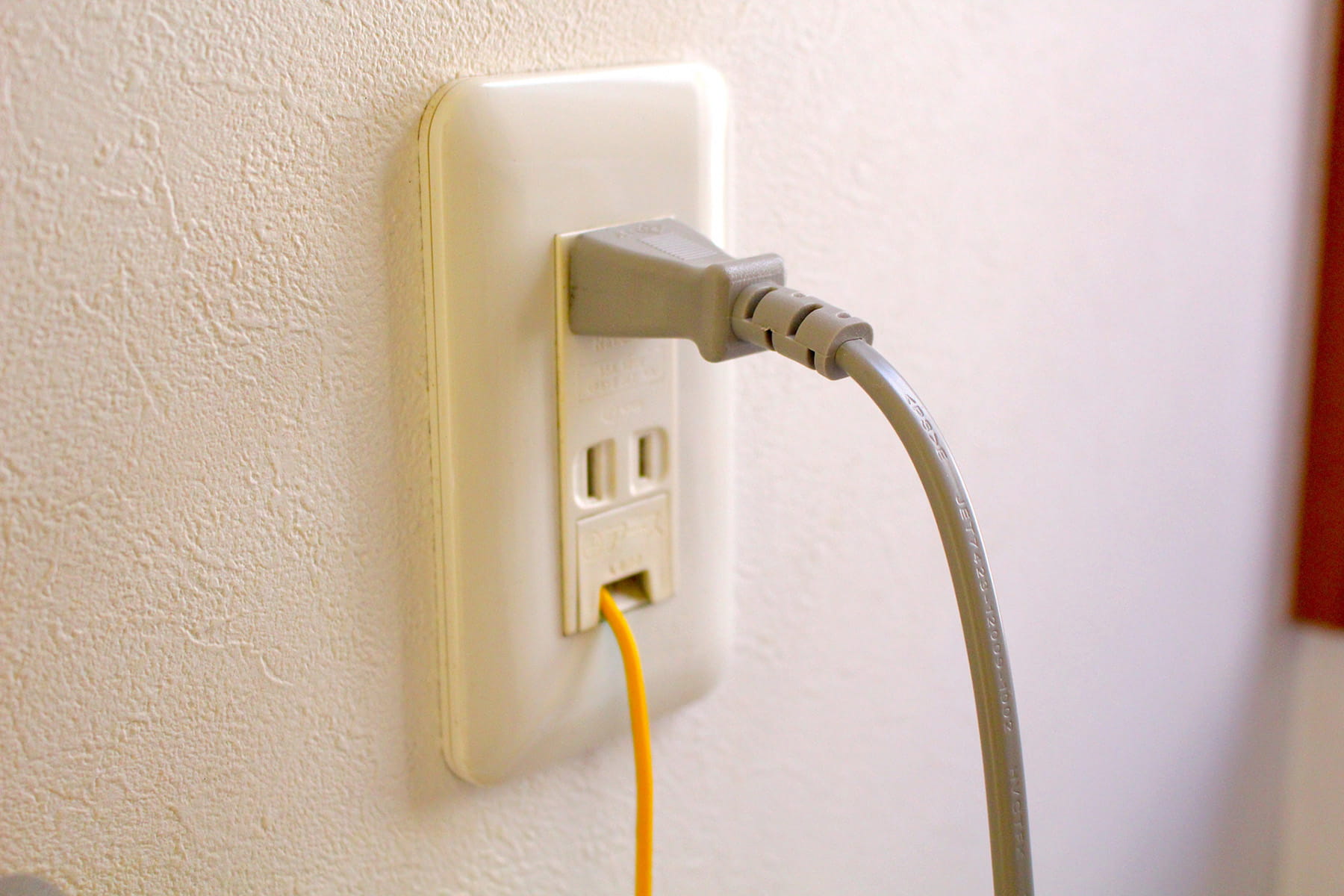 家電のアース線とは：電気を地面に逃がす安全装置