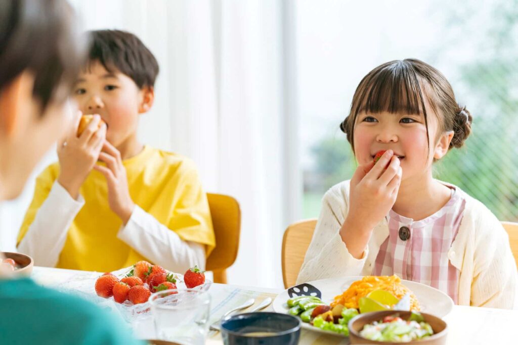 朝食を食べる子ども