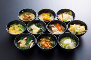 【500人にきいた】味噌汁の具材ランキング！人気の組み合わせ・変わり種も