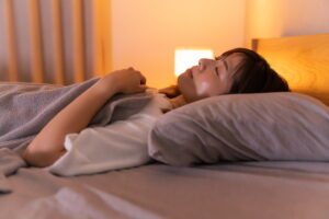 【図解】夜のエアコンはつけっぱなしが正解？電気代や快適な設定を解説