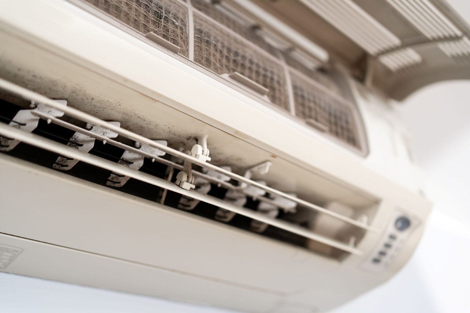 カビの生えているエアコン