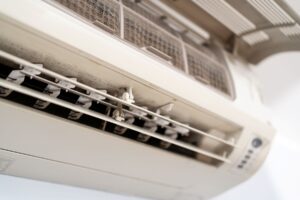 エアコンのカビ対策！自分でできる掃除方法と予防のコツを解説