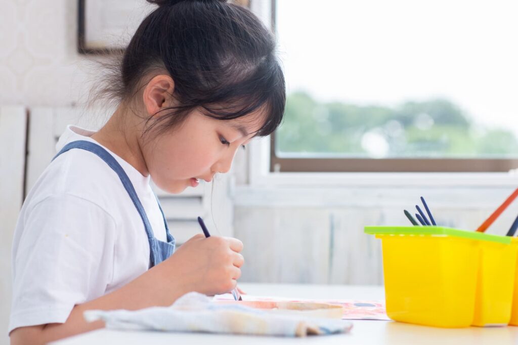季語カードを作る子ども