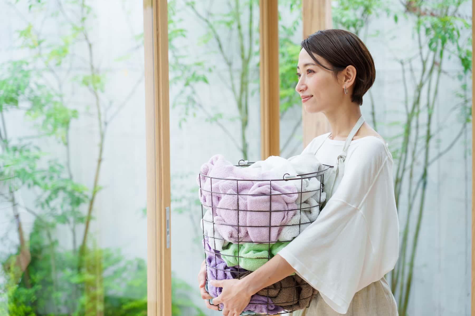 洗濯をする女性