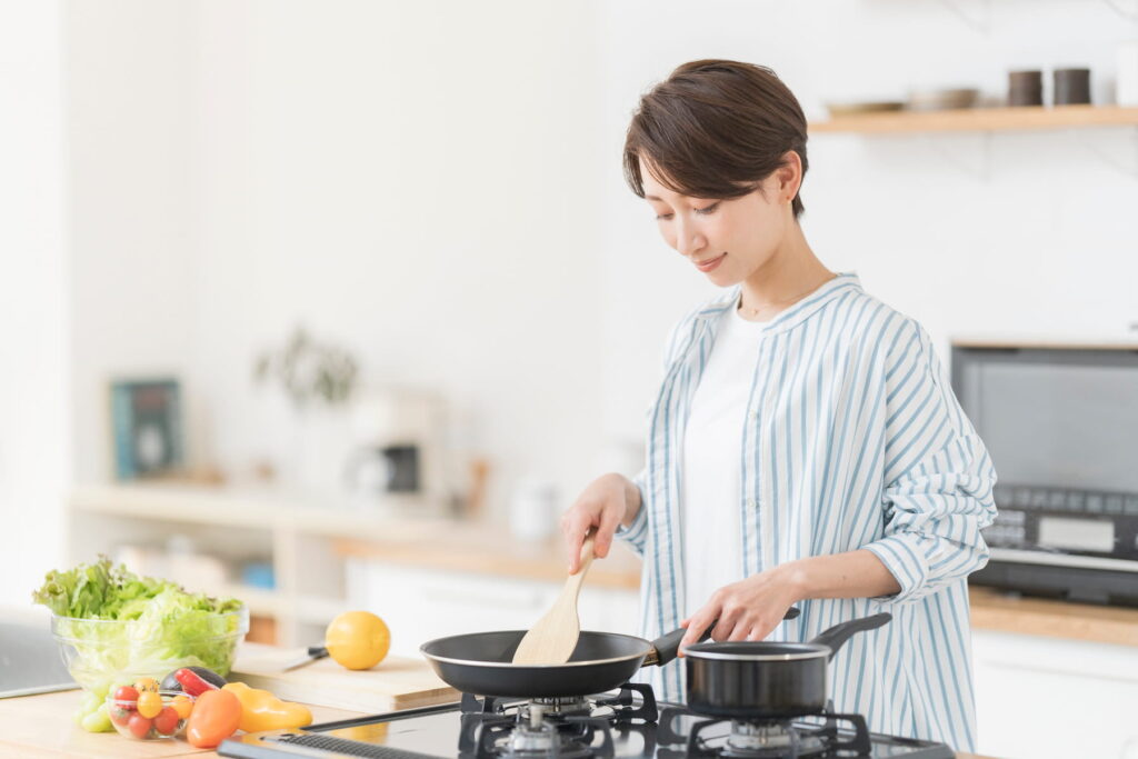 「さしすせそ」の順番で調味料をつかって料理を作る女性
