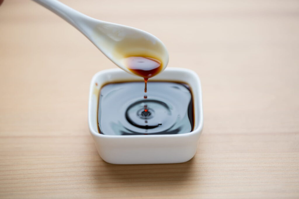 醤油を小皿に入れてすくっている画像