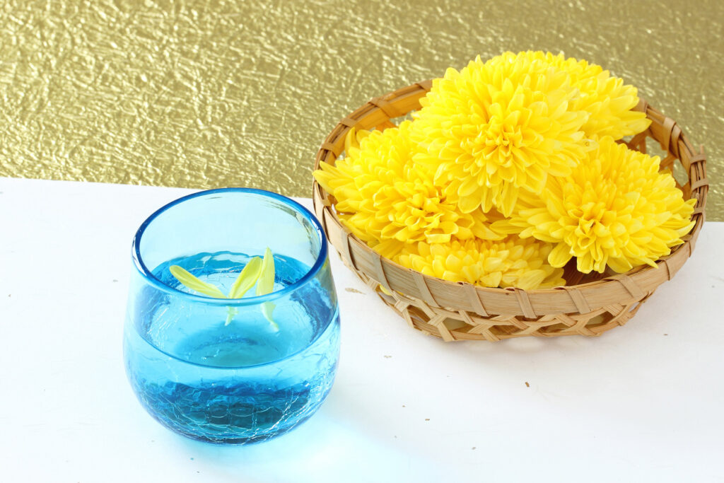菊の花びらが浮いた日本酒と、菊の花