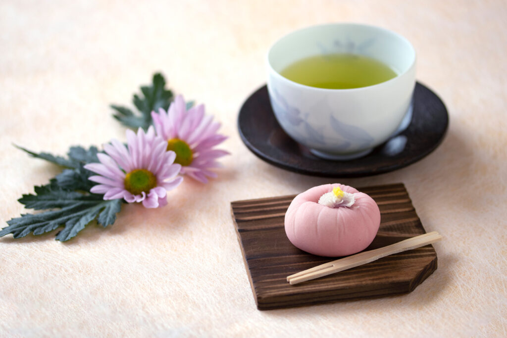 菊をかたどった和菓子とお茶