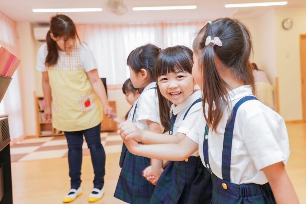 園児が遊んでいる様子