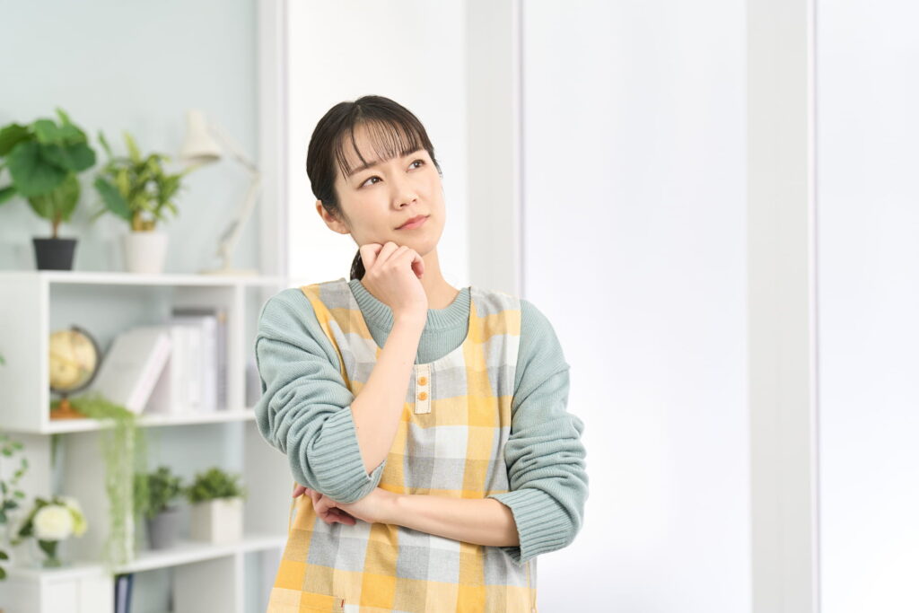 困った様子の主婦