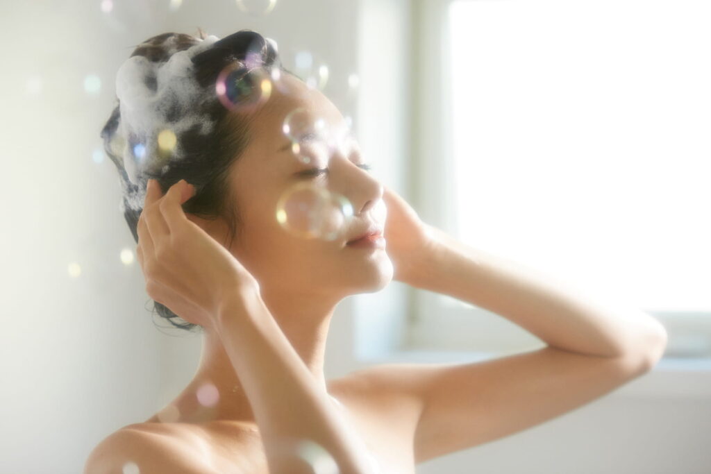頭を洗っている女性