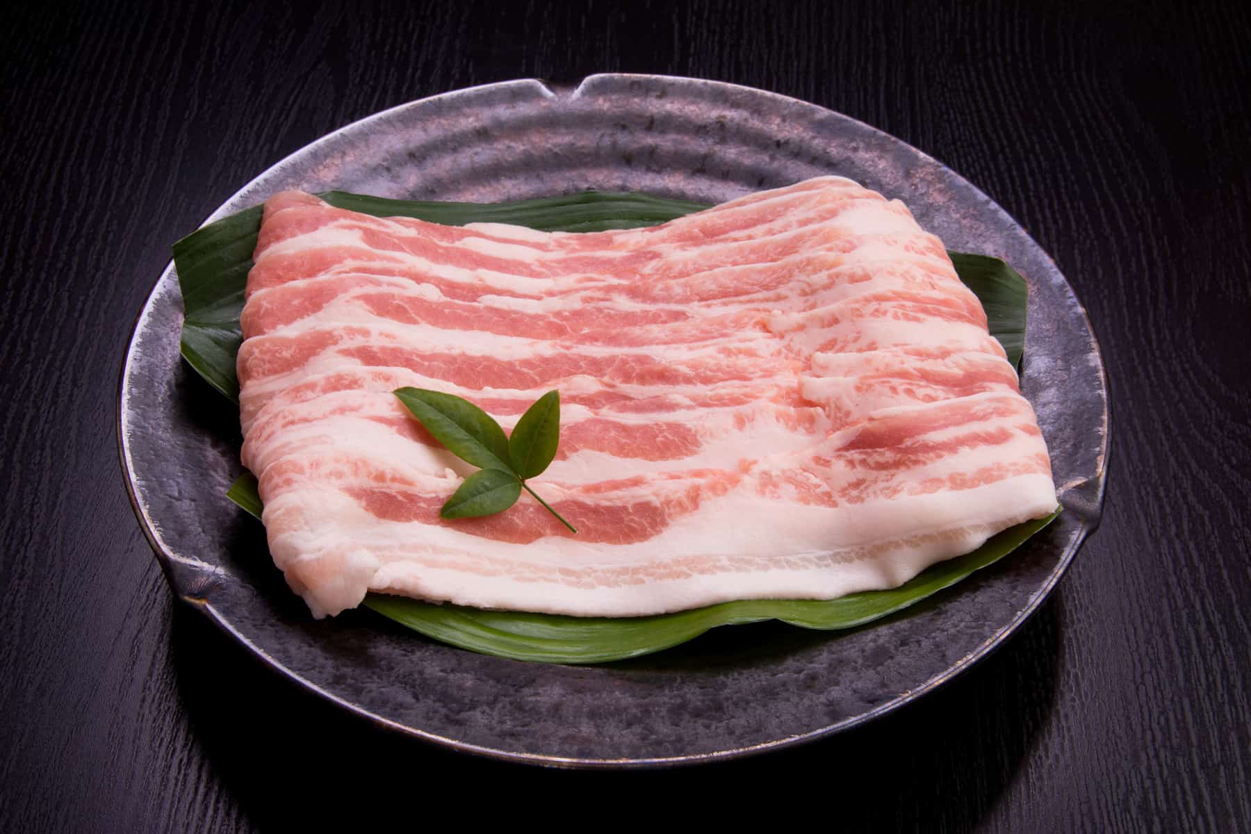 皿に盛られた豚バラ肉の薄切り