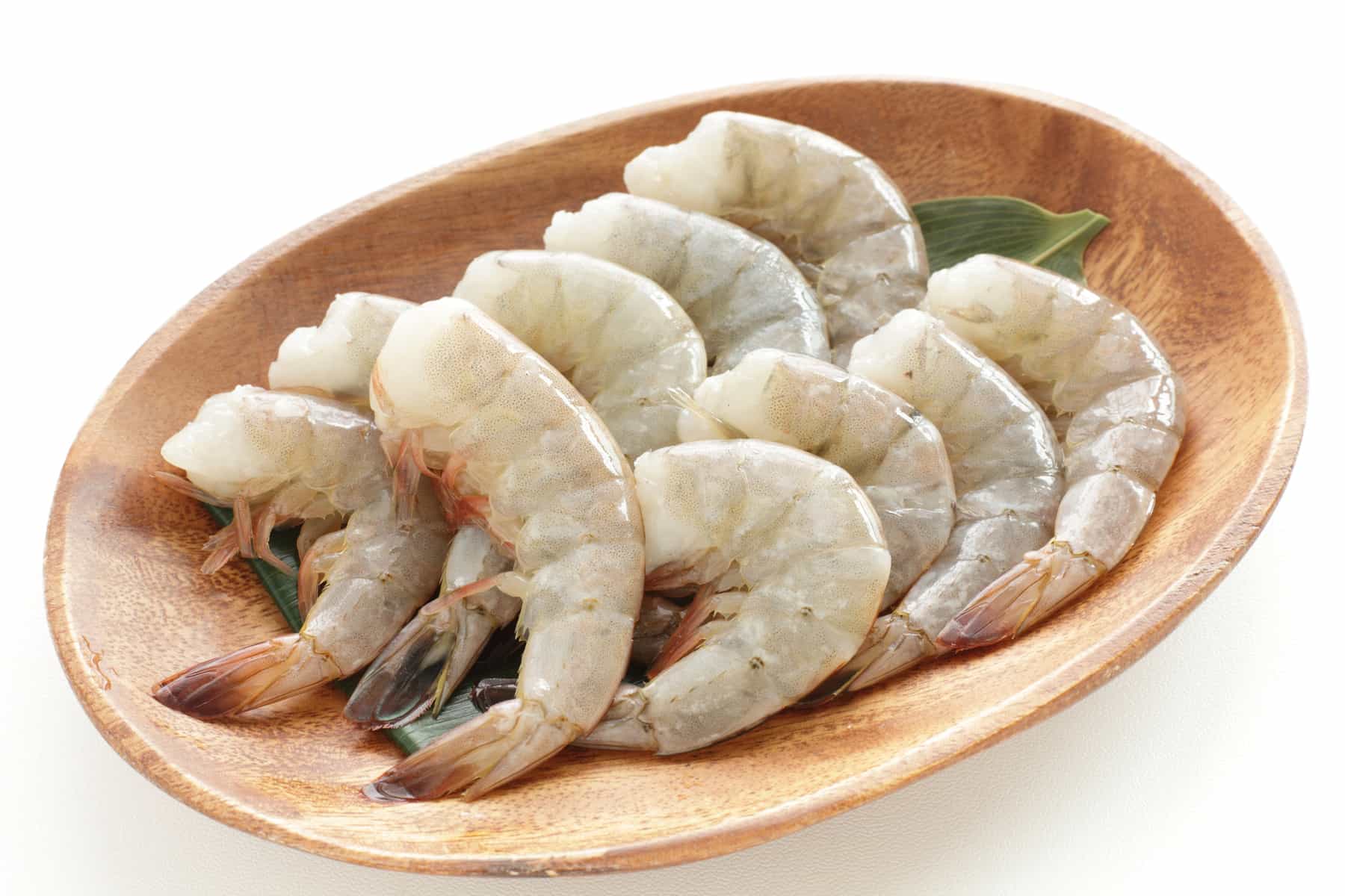 皿に並んだ生のえび