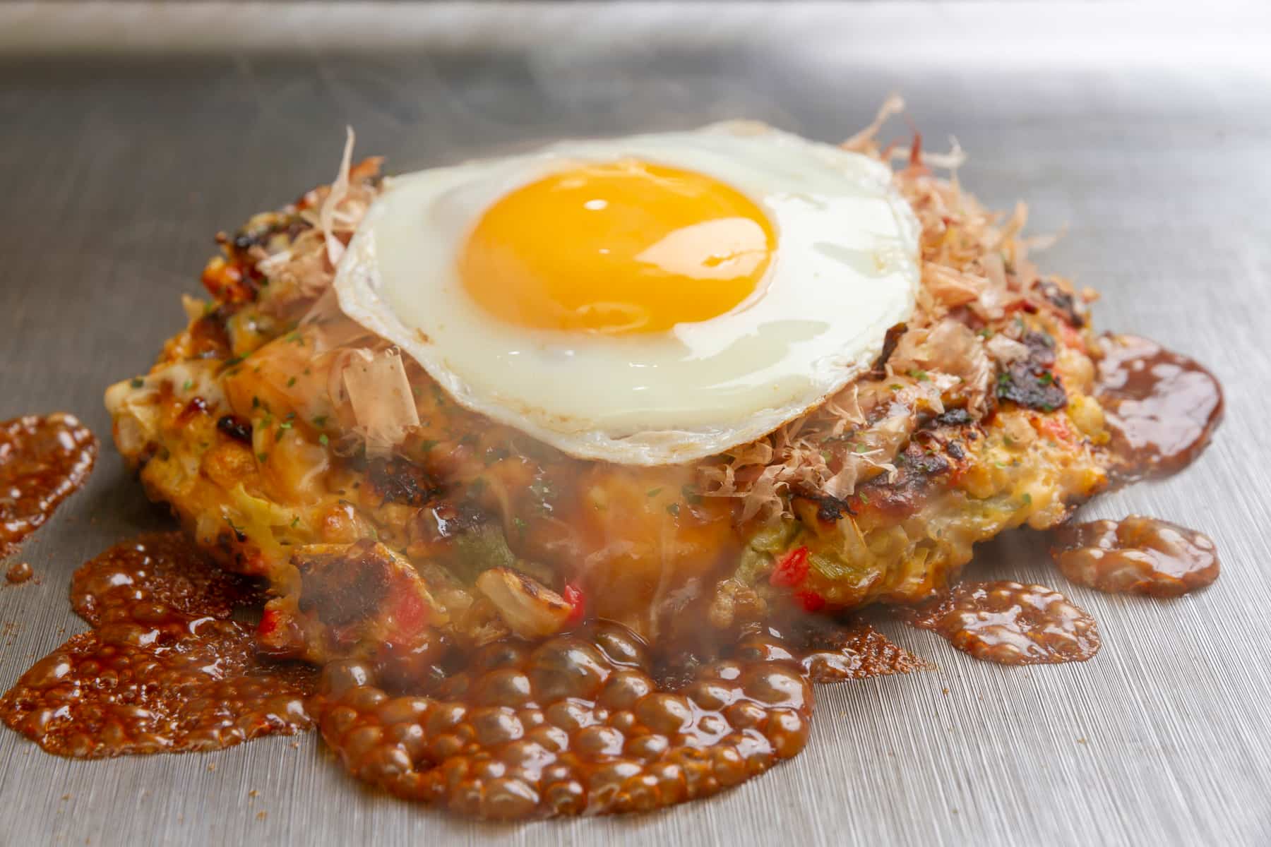 目玉焼きをのせたお好み焼き