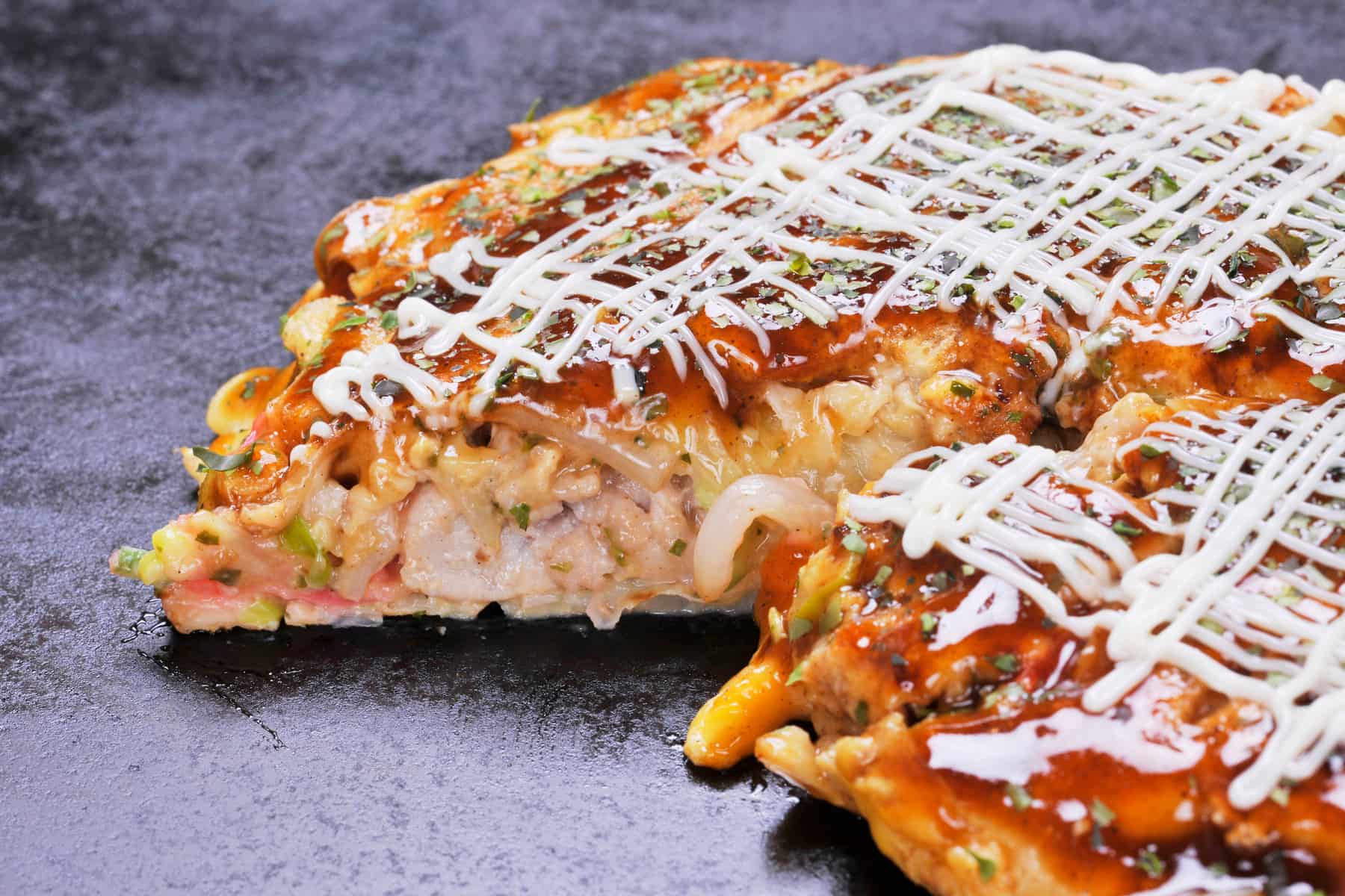 切り分けたお好み焼き