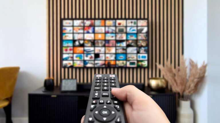 テレビをリモコンで操作する